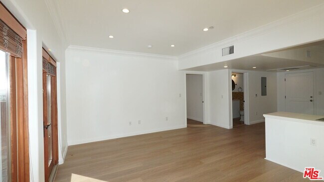 Foto del edificio - 930 S Robertson Blvd