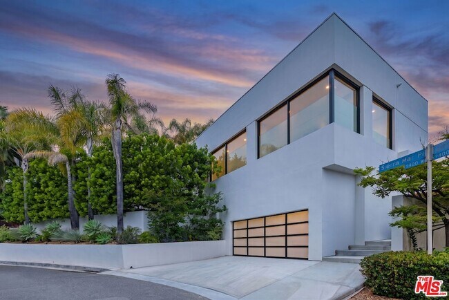 Building Photo - 9405 Sierra Mar Pl