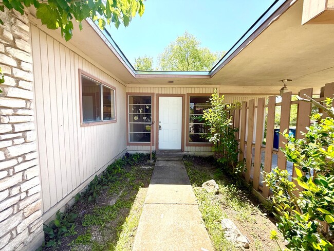 Foto del edificio - **APPLICATION RECEIVED** **MOVE-IN SPECIAL...
