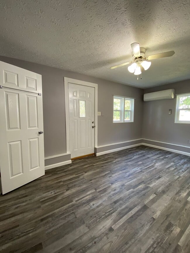 Building Photo - 1 Bedroom House in Elkhart!