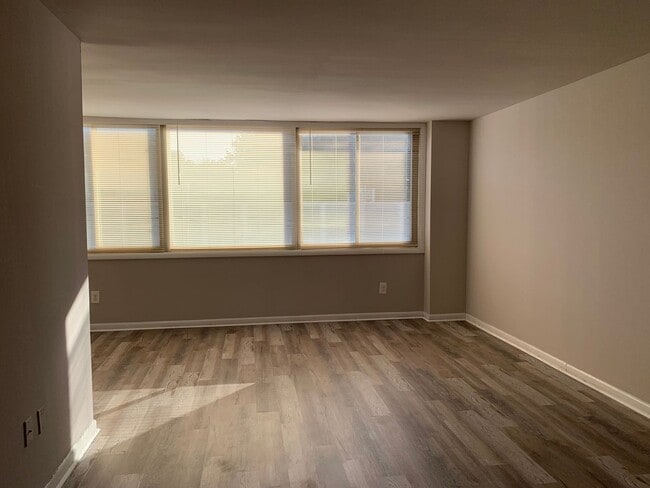 Building Photo - Gorgeous ground level and rarely available bright alcove studio residence with outdoor space.