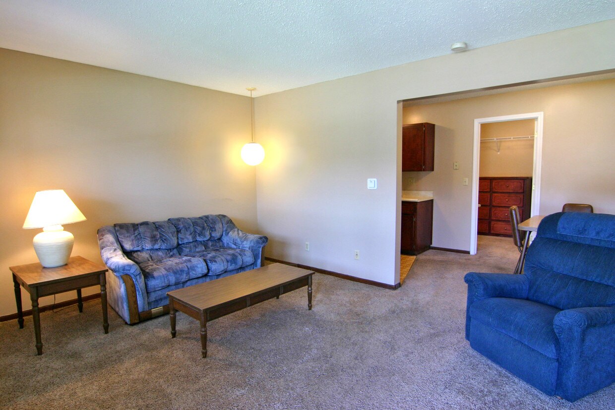 2925 Woodland Ave Unit 211E, Des Moines, IA 50312 Room for Rent in