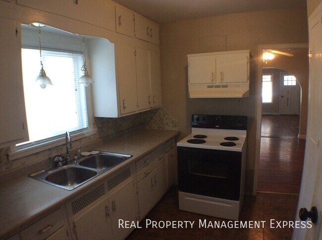 Foto del edificio - 2 Bedroom 1 Bathroom Lower Level Unit Clos...