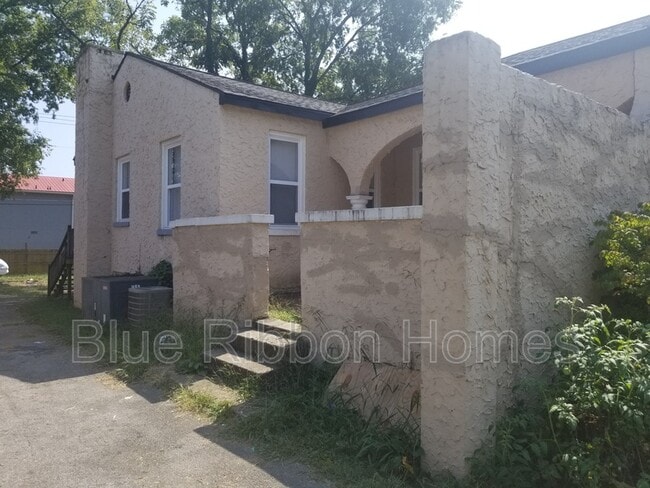 Building Photo - 2806 E 5th Ave