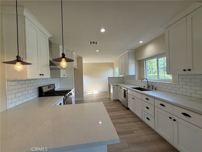 Building Photo - 1633 Kwis Ave