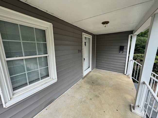 Foto del edificio - Newly updated 3 bedroom 1 bath with hardwo...