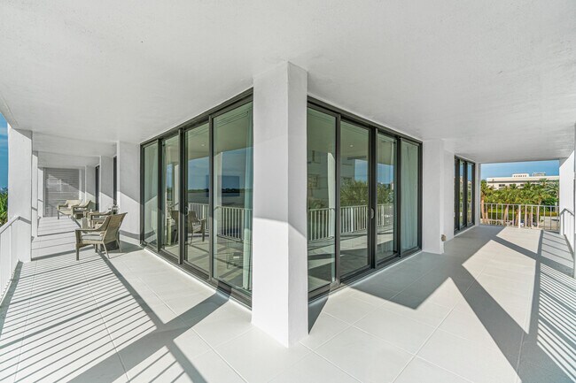 Building Photo - 2784 S Ocean Blvd