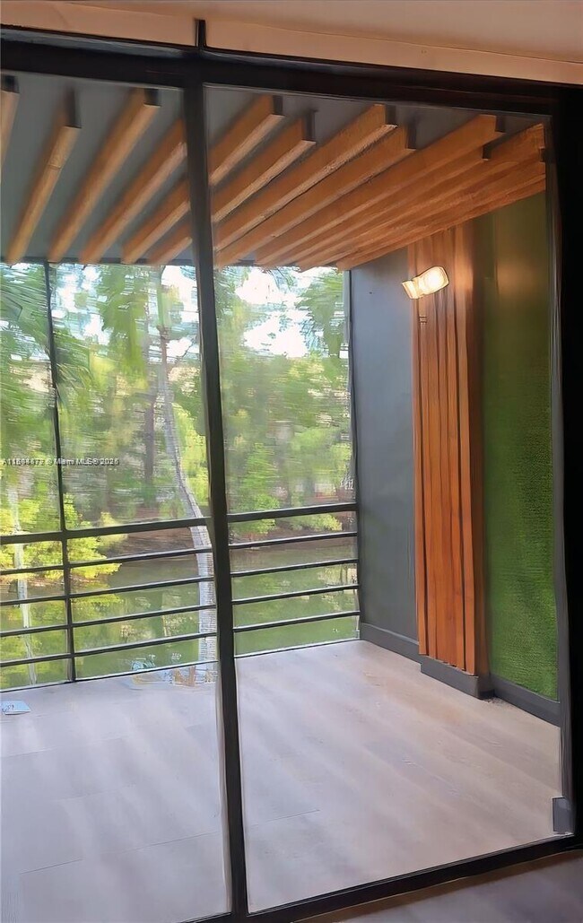 Foto del edificio - 3660 NE 166th St
