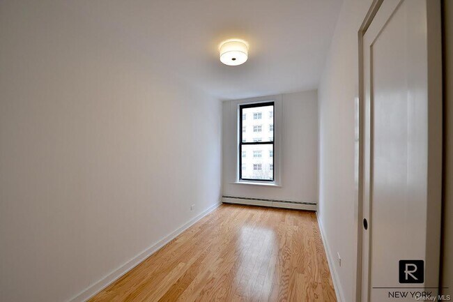 Building Photo - 498 6th Ave