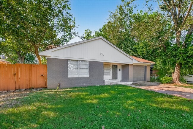 Building Photo - 450 Glenburnie Dr