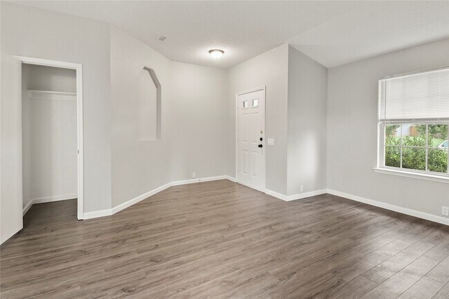 Foto del edificio - 6718 Ambercrest Dr