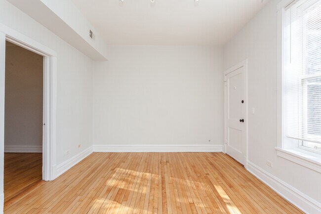 Building Photo - 2139 N Sawyer Ave