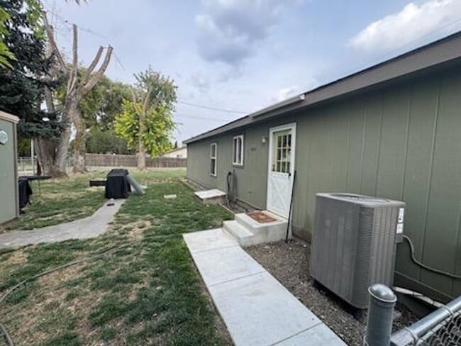 Building Photo - 635 E Harding Ave