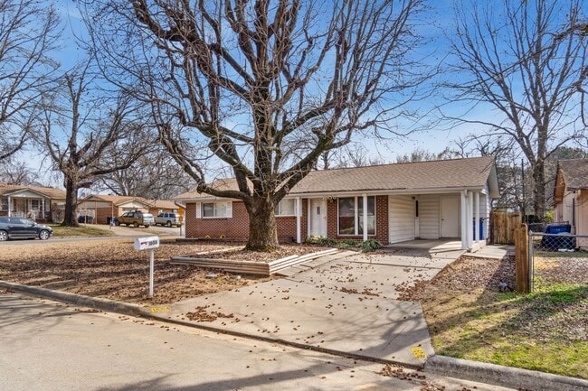 Building Photo - 1606 Savannah Dr