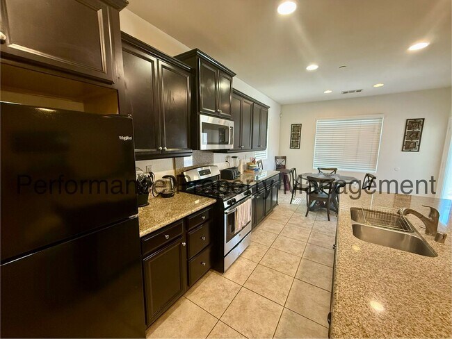 Foto del edificio - Spacious 4 Bed/2 Bath SW Bakersfield Home w/ RBP & $0 Deposit Option