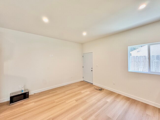Building Photo - 1135 S Doheny Dr