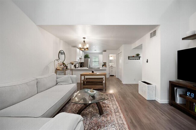 Foto del edificio - 1135 Barton Hills Dr