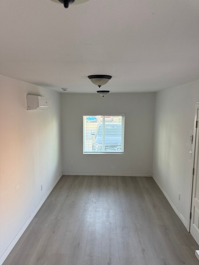 Foto del edificio - 631 N Brierwood Ave