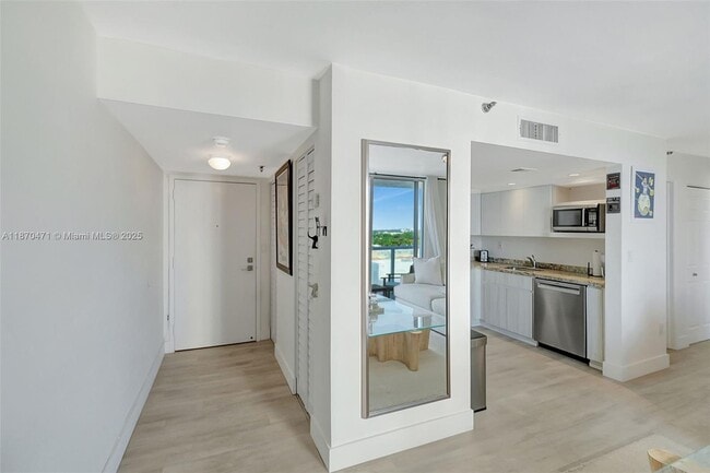 Foto del edificio - 2457 Collins Ave