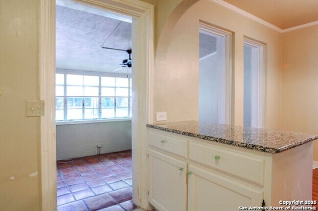 Foto del edificio - 2 Bedroom/1 Bath Alamo Heights Subdivision