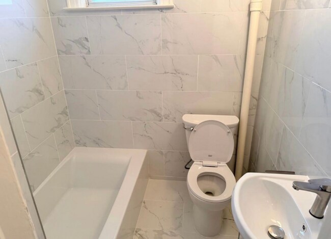 Foto del edificio - 53-74 72nd Pl