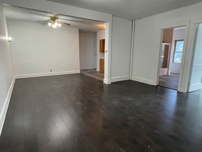 Foto del edificio - Spacious Central Ave Ne Apartment, Hardwoo...