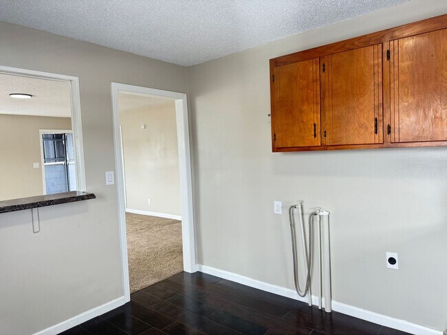 Foto del edificio - Talk about CONVENIENT! 3bdr/1ba apartment....