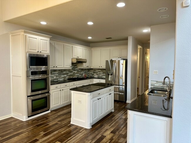 Building Photo - 928 Falcon Dr