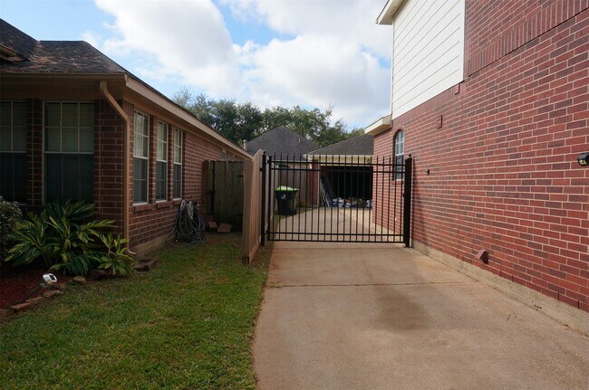 Foto del edificio - 4607 Forest Home Dr