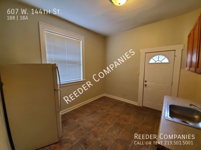 Building Photo - 1 Bedroom Apartment