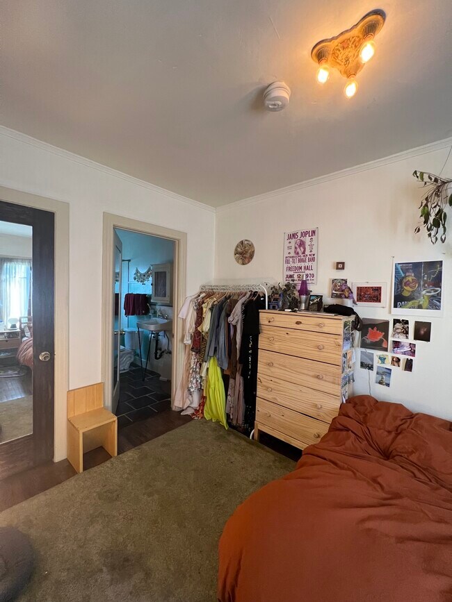 bedroom - 632 1/4 N Virgil Ave