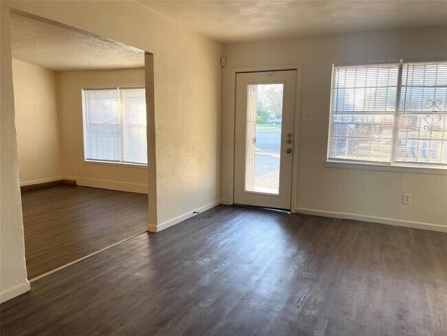 Building Photo - 6433 La Grange Dr