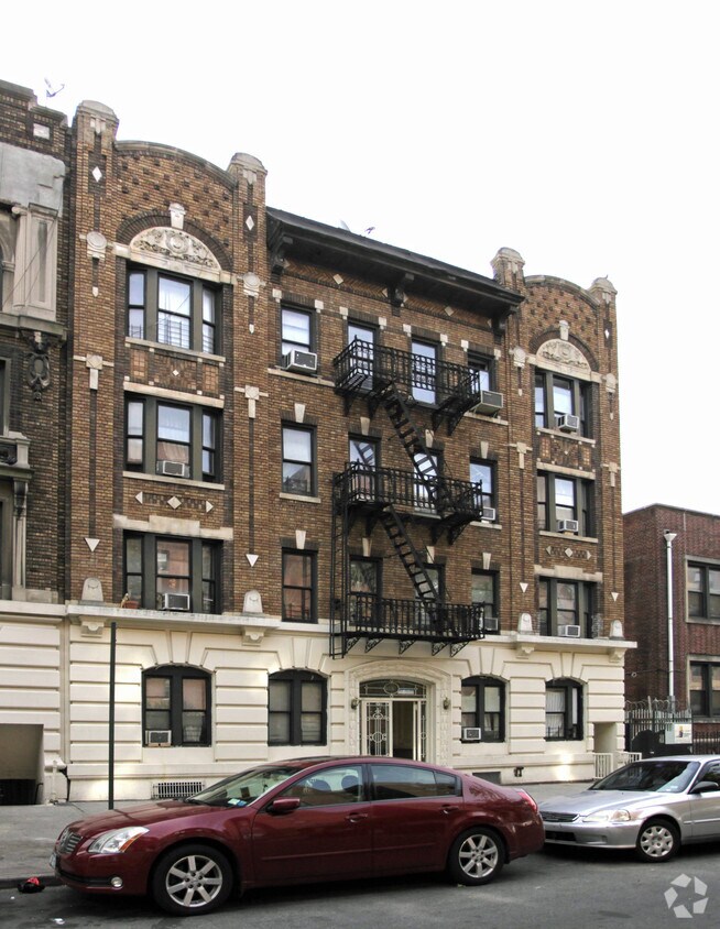 Building Photo - 225 E 17th St