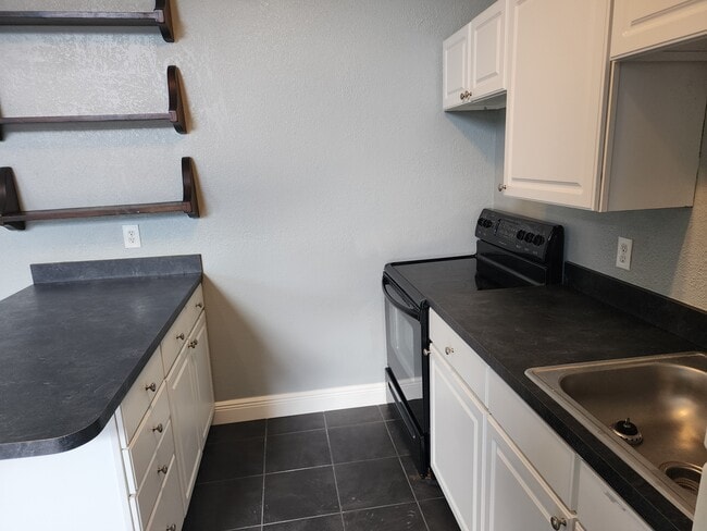 Building Photo - 5632 Pinerock Rd