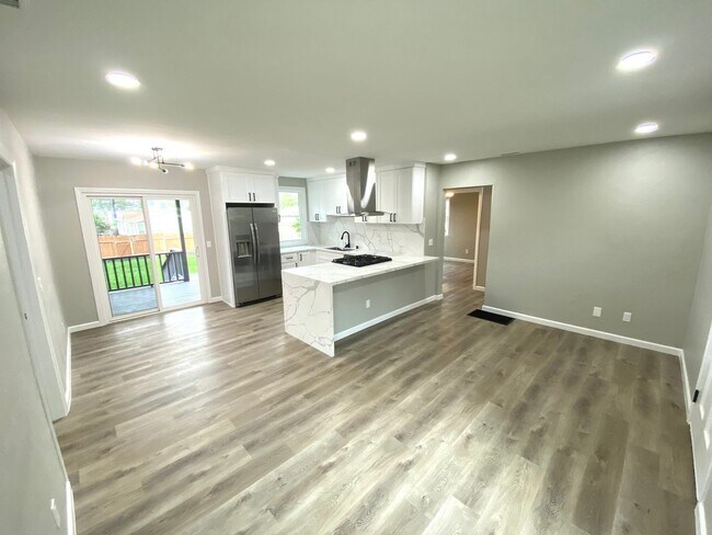 Foto del edificio - Brand New Remodeled 3Bed 2Bath Home With a Huge Backyard