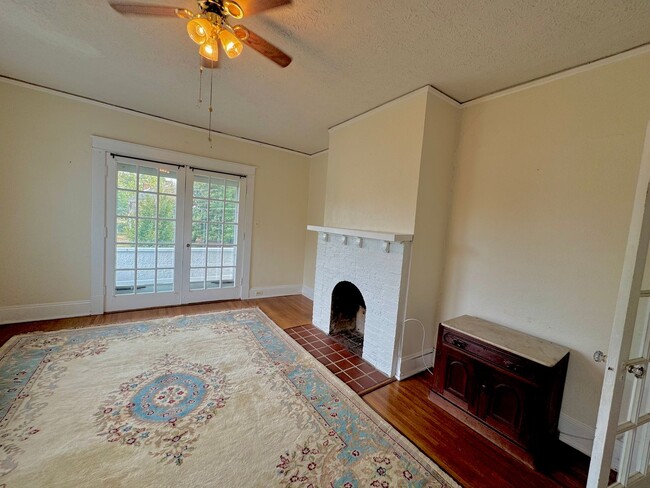 Building Photo - Charming Upstairs Apartment