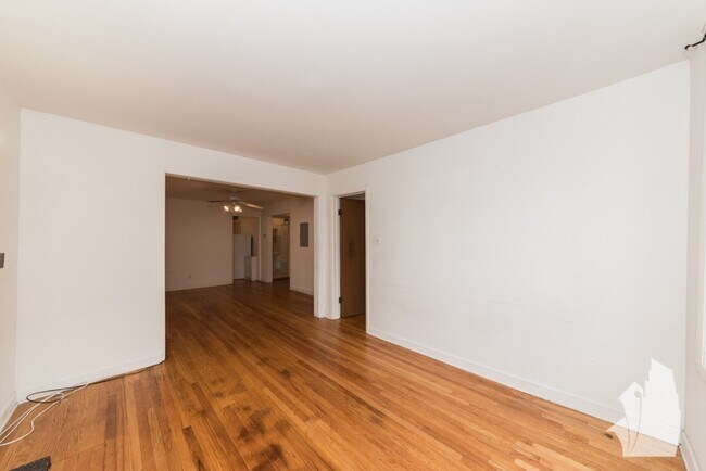 Building Photo - 1509 W Barry Ave