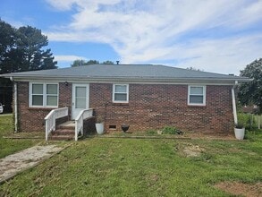 Building Photo - 122 S Randall Cir