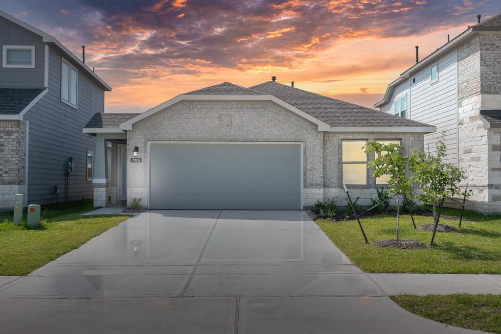 Foto principal - 7910 Cypress Myrtle Dr