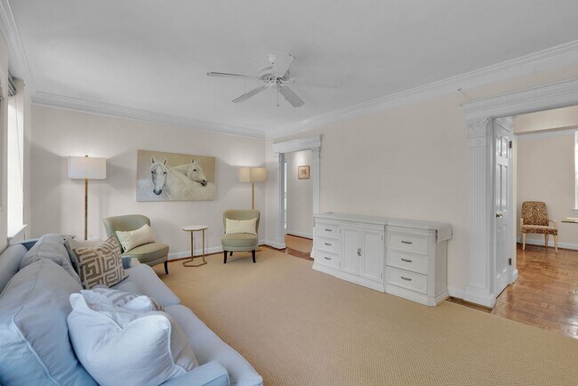 Foto del edificio - Fully furnished and thoughtfully updated top-floor condo in the heart of Dilworth at desirable My...