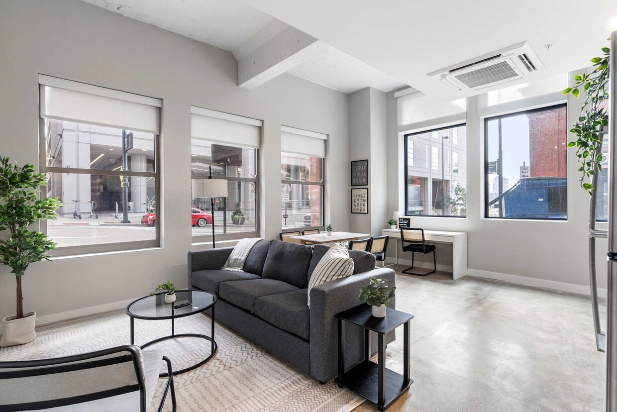 Primary Photo - 205 W 4th St