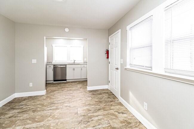 Foto del edificio - 2/1 House - Just Renovated Kitchen & Bath