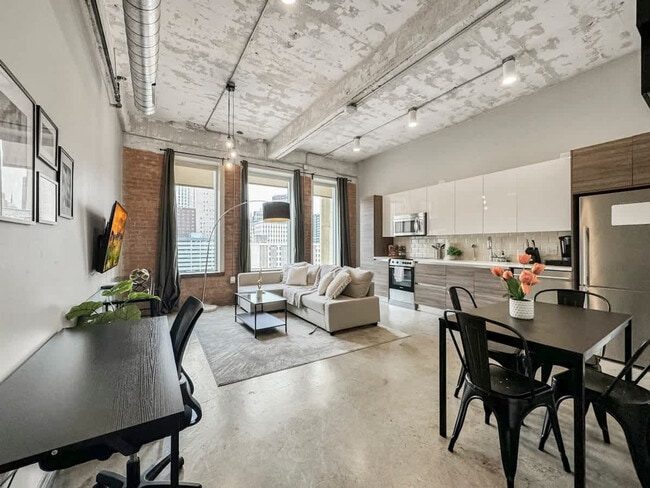 Building Photo - 500 S Ervay St