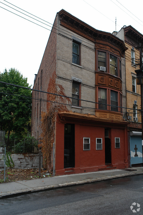 Building Photo - 35 Lawrence St