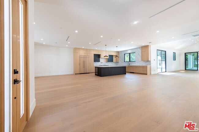 Foto del edificio - 23346 Calvert St