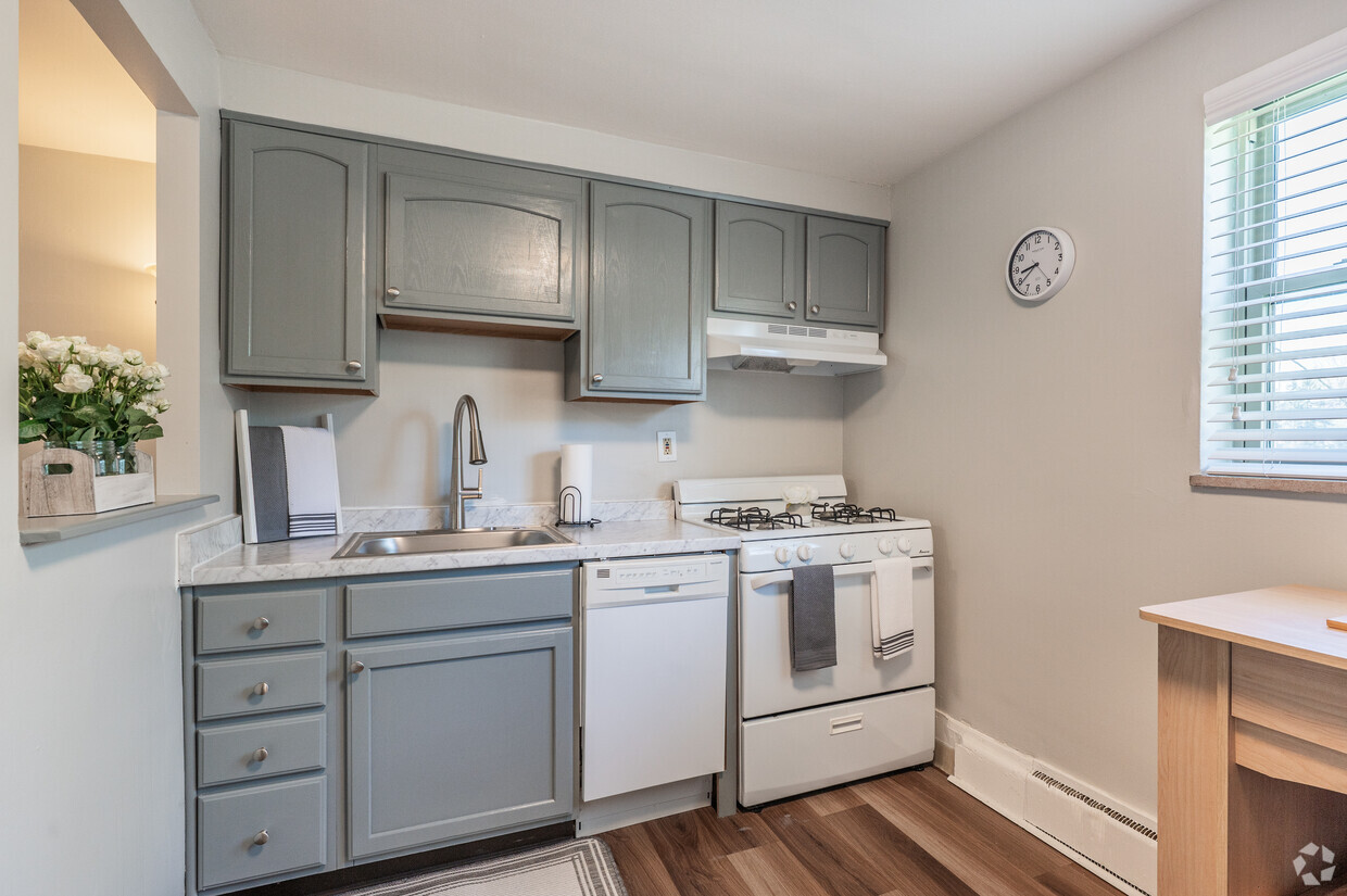 Primary Photo - Cloverleaf Village Apartments