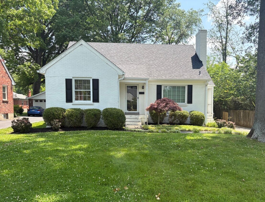 Primary Photo - Charming Cape Cod Home in Beechwood Village