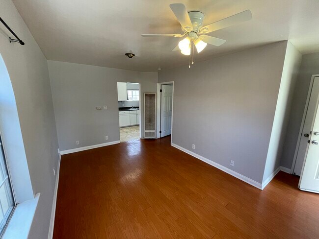 Building Photo - 624 W Altadena Dr