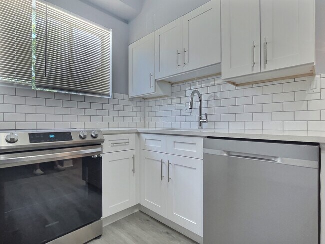 Foto del edificio - 2700 W Summerdale Ave