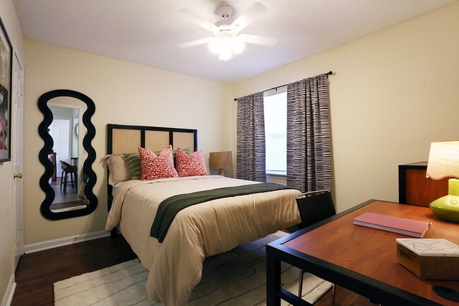 Habitación totalmente amueblada en The Vine at Bermuda Run Apartments, cerca de GSU. - The Vine at Bermuda Run